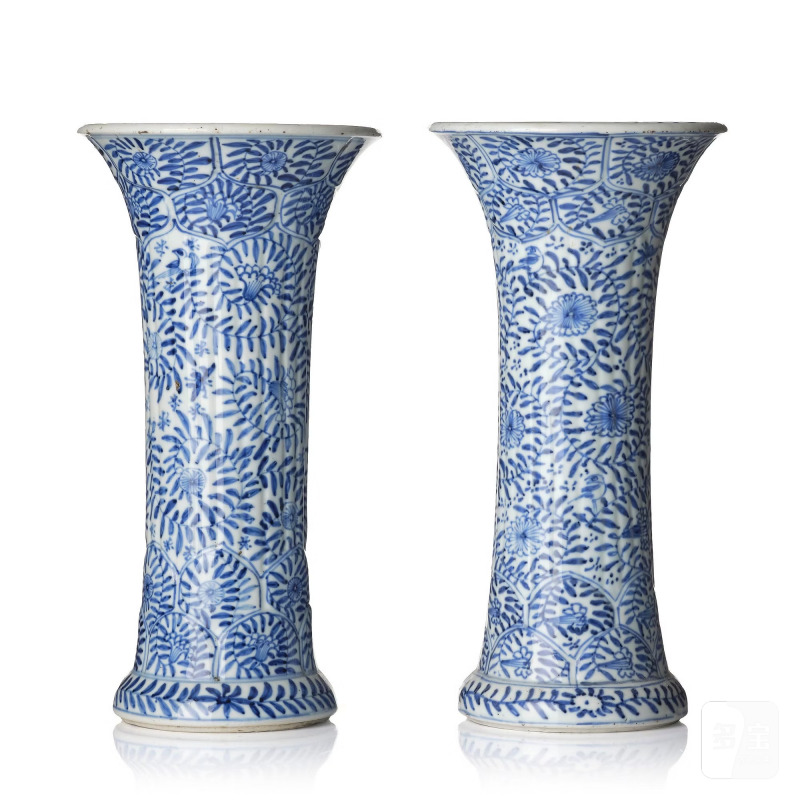 A pair of blue and white 'floral' vases,